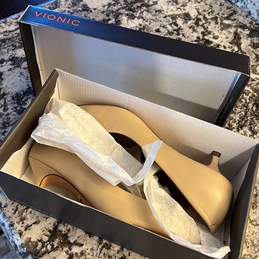 Vionic Women's 8.5 Kit Josie in Sand Leather with Low Heel - Picture 9 of 11